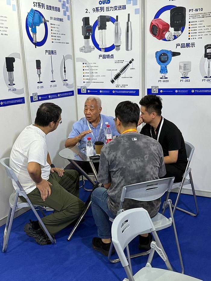 Customer discussing Pressure Module Requirements with OULD Engineers at a fair